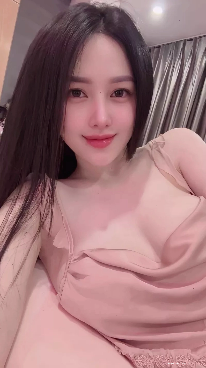 Cô gái xinh đẹp với vòng 1 gợi cảm và biểu cảm thu hút