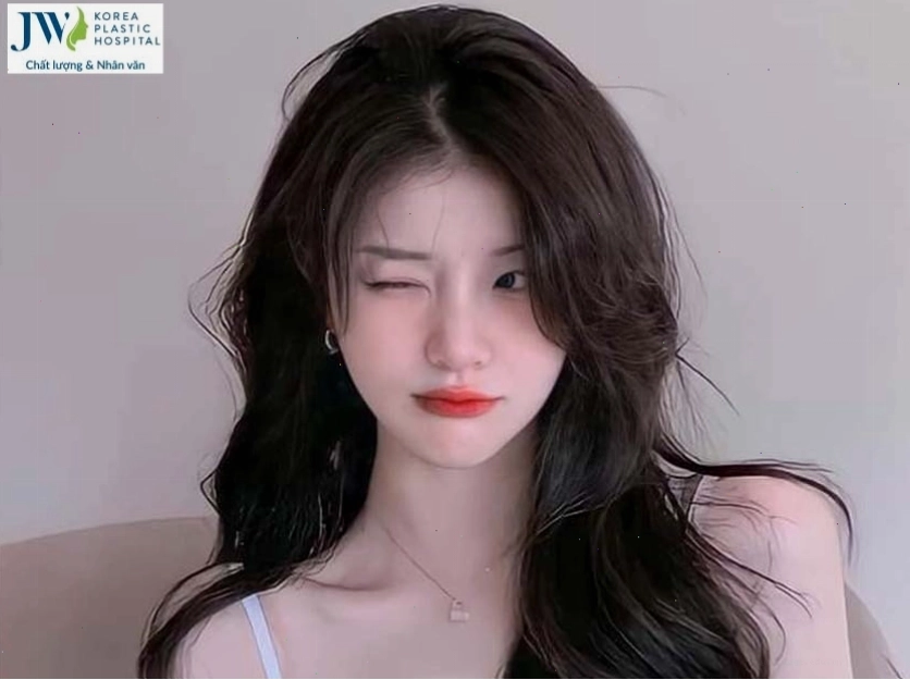 Cô gái xinh khoe dáng với vòng 1 hấp dẫn