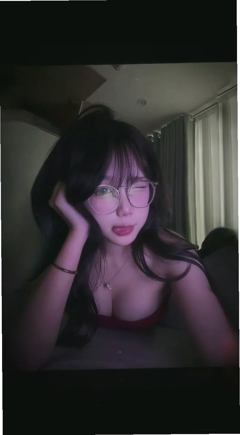 Cô gái xinh khoe vòng 1 đầy đặn