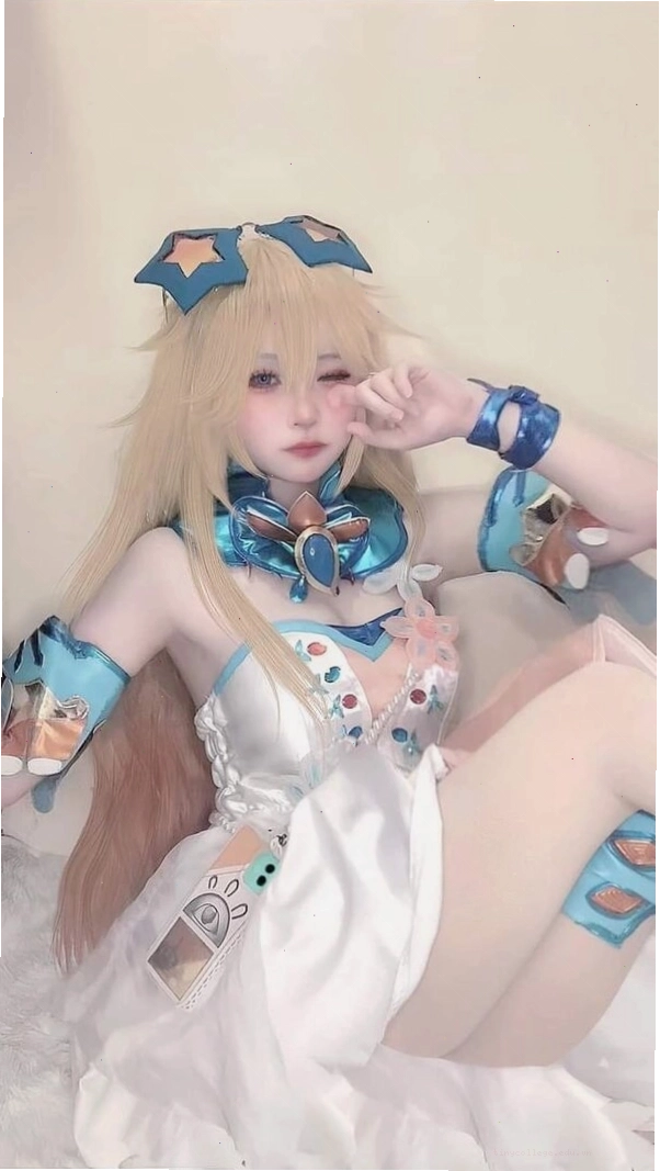 Cô gái xinh xắn hóa thân thành nhân vật anime đáng yêu