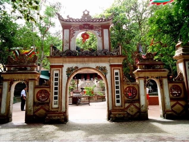 Cổng đền thờ Ông Hoàng Mười ở Nghệ An