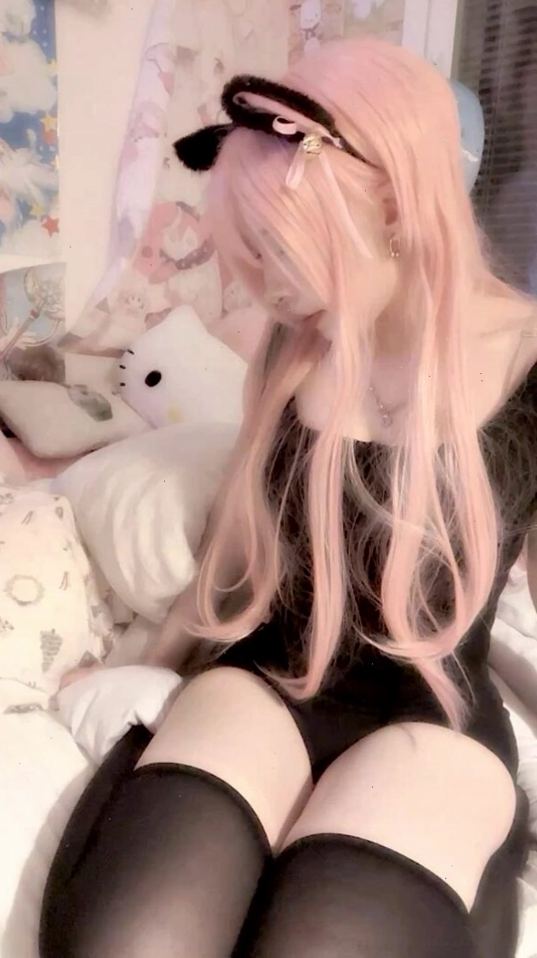 Cosplay nhân vật anime nữ trong trang phục hiện đại