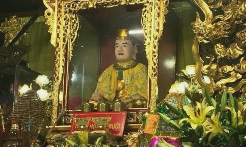 Cung thờ Ông Hoàng Mười trong đền