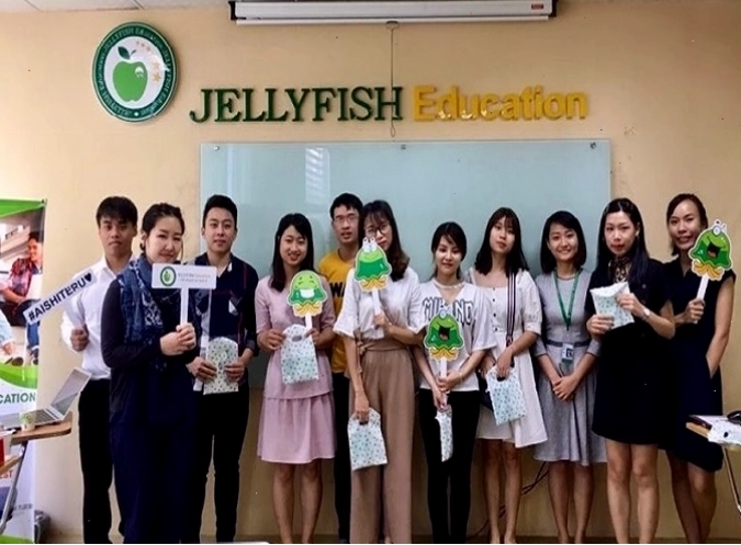 Đại diện trung tâm tư vấn du học Nhật Bản Jellyfish Education tư vấn cho học sinh