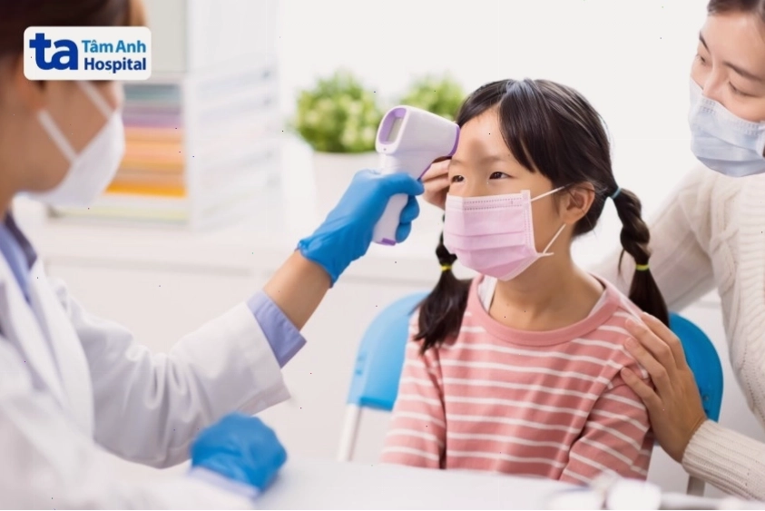 Dấu hiệu cảnh báo cần đưa trẻ bị viêm phổi đến bệnh viện ngay lập tức