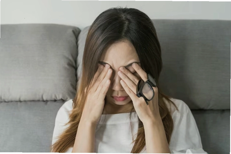 Đi khám bác sĩ khi mắt đỏ kèm nhìn mờ