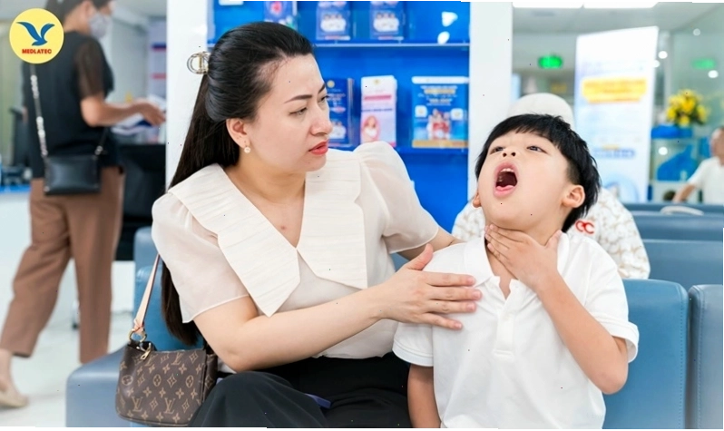 Đưa bé đi khám khi có dấu hiệu khàn tiếng bất thường