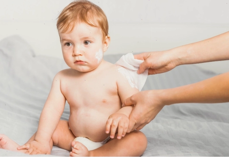 Dùng khăn mềm thấm nước ấm lau người là mẹo chữa sốt siêu vi cho trẻ hiệu quả