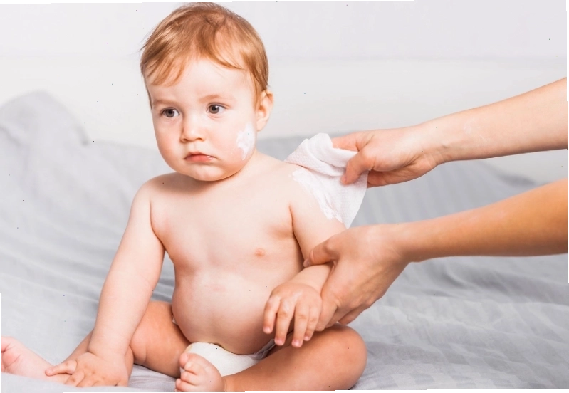 Dùng khăn mềm thấm nước ấm lau người là mẹo chữa sốt siêu vi cho trẻ hiệu quả