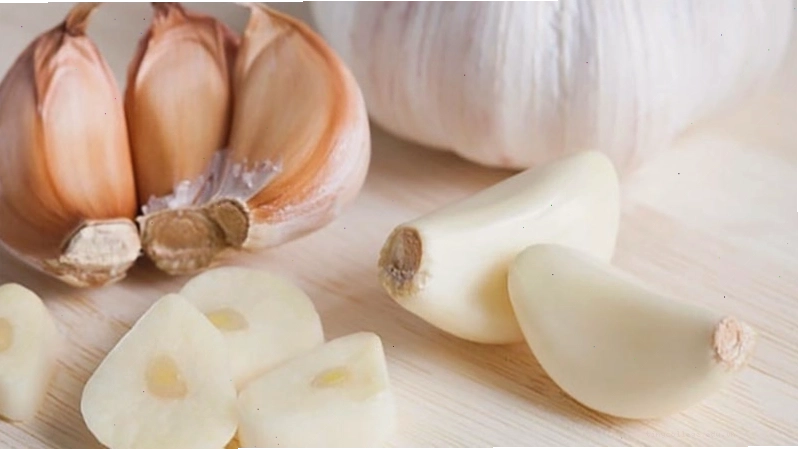 Đuổi kiến bằng tỏi hiệu quả với mùi hương nồng