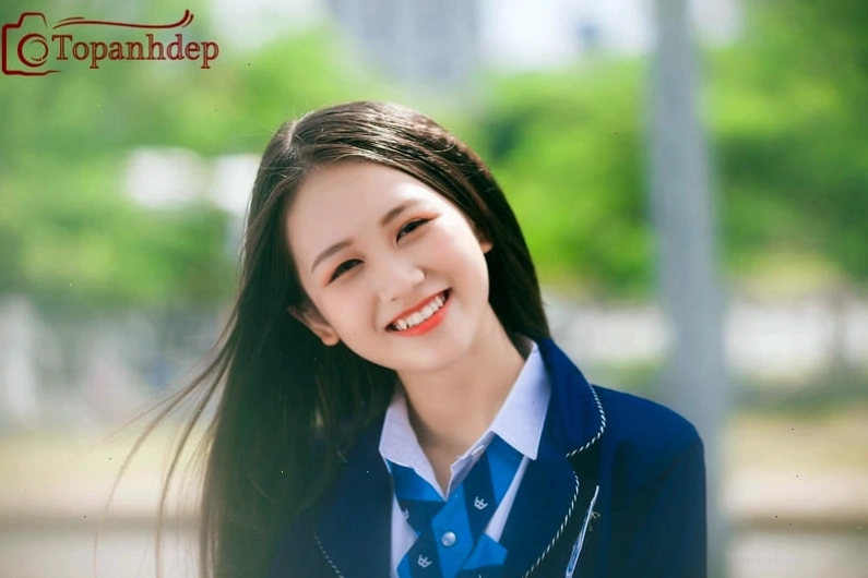 Gái xinh 2k10 với mái tóc đen và nụ cười say đắm