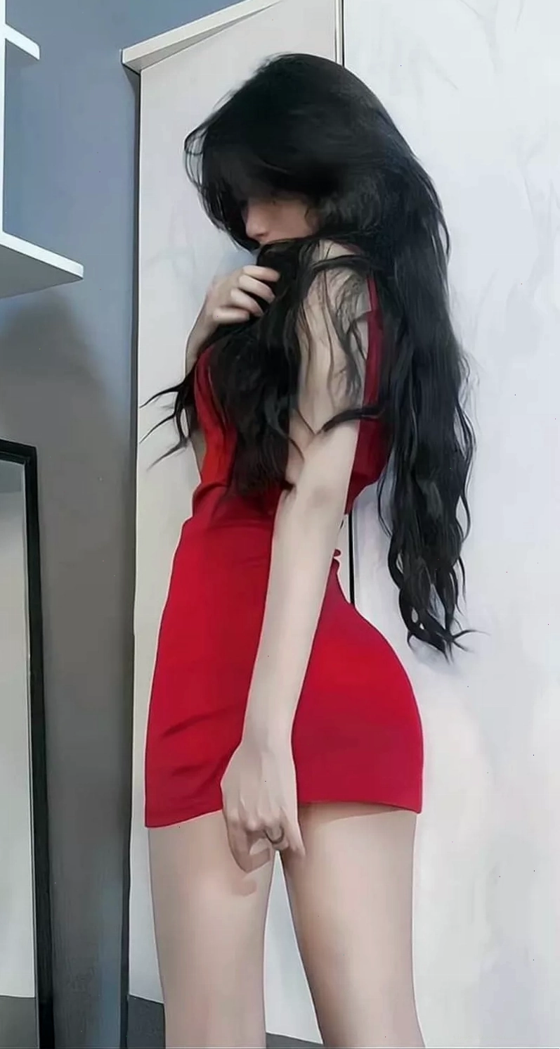 Gái xinh mặc váy ngắn chân dài thon gọn quyến rũ