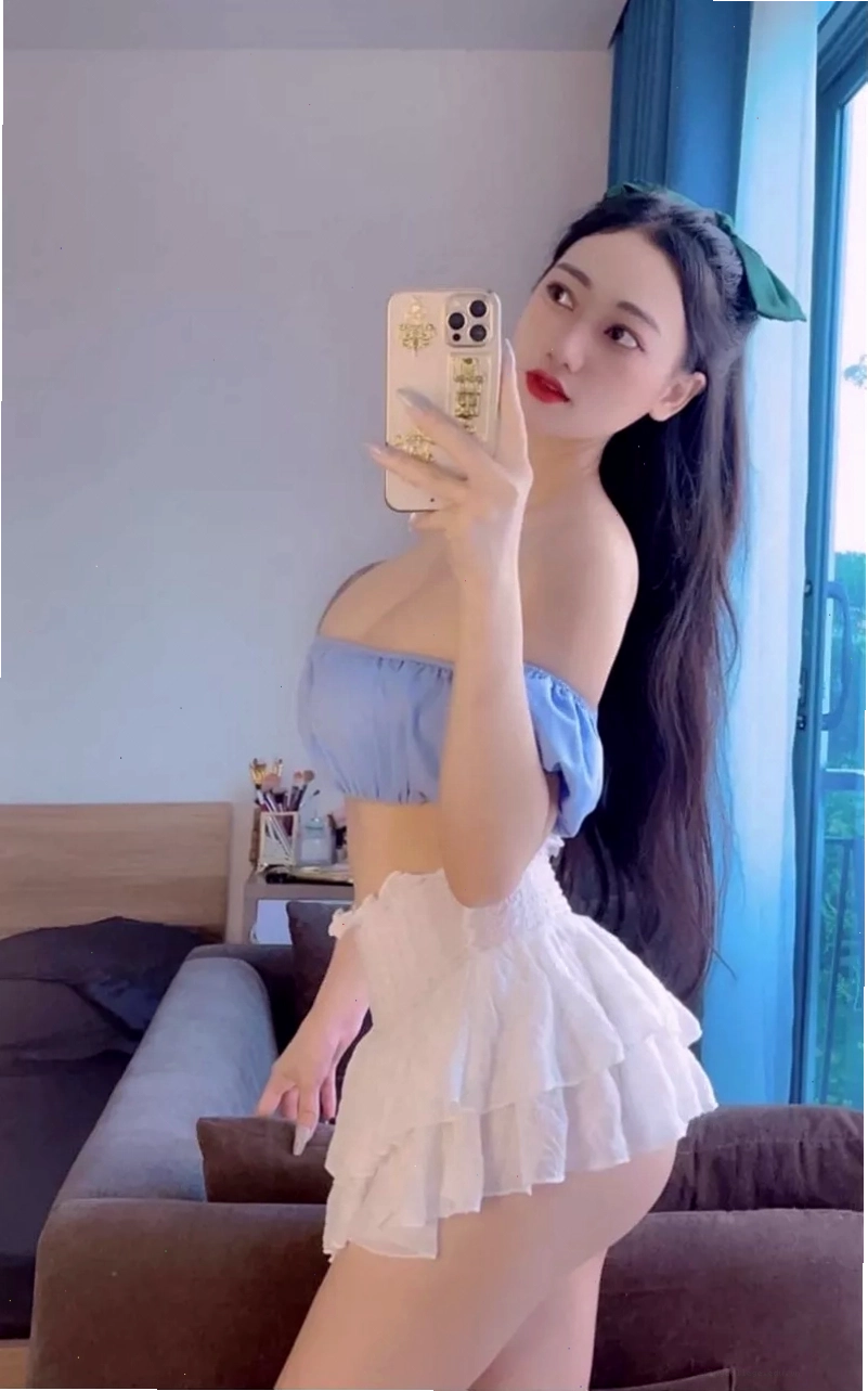 Gái xinh mặc váy ngắn phong cách năng động trẻ trung