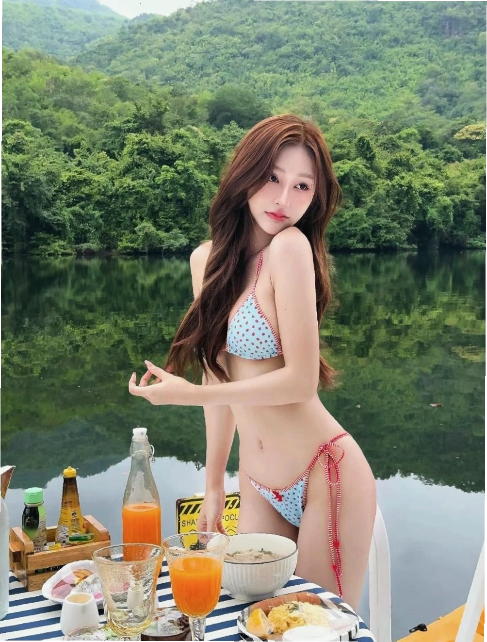 Gái xinh mang bikini cười đùa cùng sóng biển lãng mạn