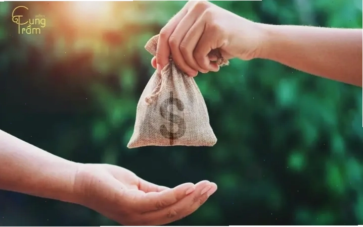 Giấc mơ thấy người ta cho bánh ngọt tượng trưng cho sự may mắn và ngọt ngào