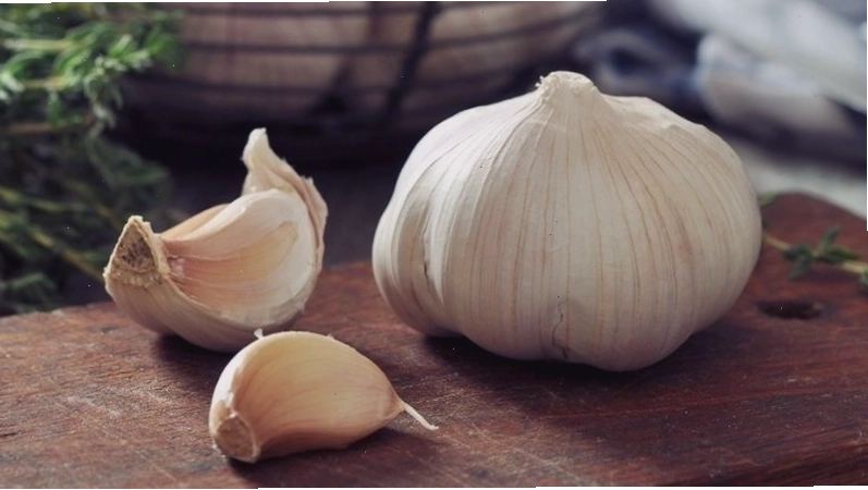 Giảm ngứa tai bằng tỏi và dầu ô liu