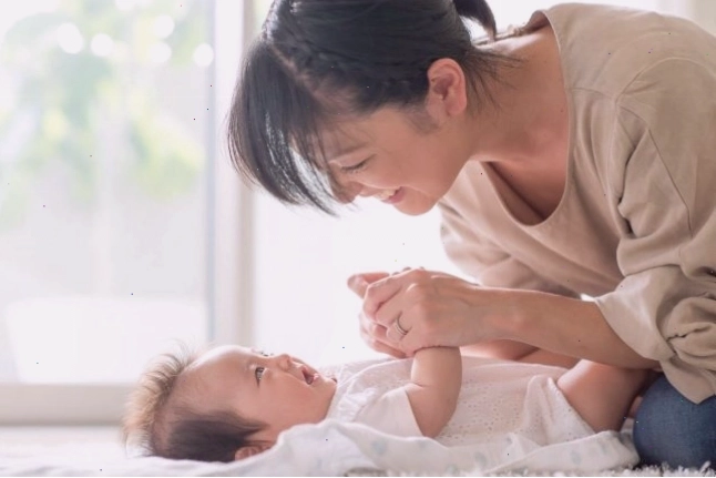 Giữ bé vui vẻ, thoải mái để cải thiện tình trạng táo bón