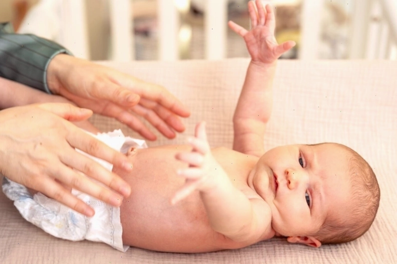 Giữ rốn trẻ sơ sinh khô ráo, tránh tã cọ xát