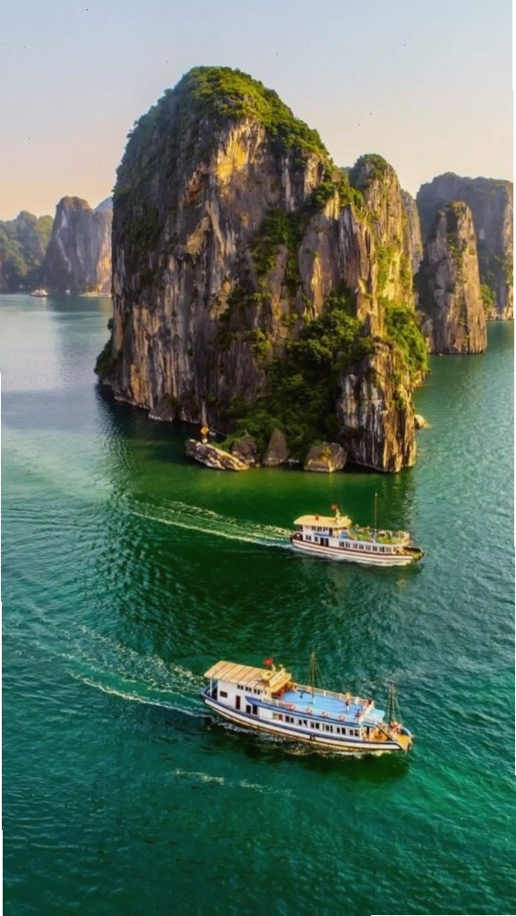 Hình nền điện thoại 4k con đường ven hồ yên bình