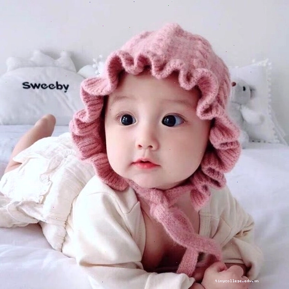 Hình nền điện thoại em bé gái đang chơi đùa với đồ chơi, vẻ mặt tinh nghịch