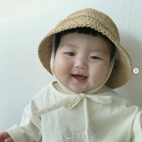 Hình nền điện thoại em bé trai đang cười tươi, má phúng phính đáng yêu