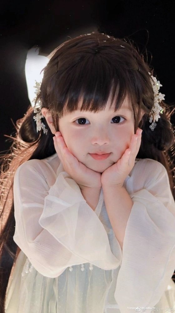 Hình nền em bé gái với mái tóc xoăn dễ thương và đôi mắt to tròn