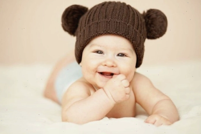 Hình nền em bé trai đang tạo dáng ngộ nghĩnh