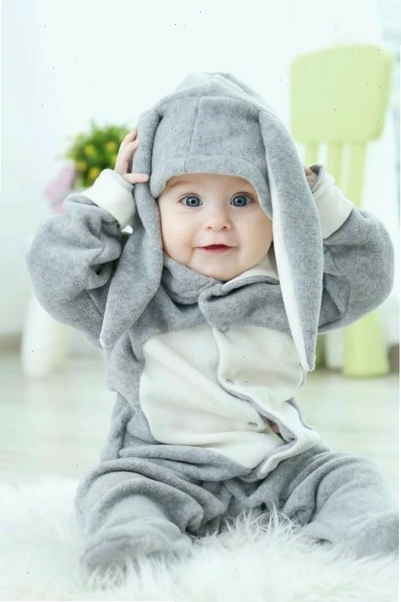 Hình nền máy tính em bé đang chơi đùa với bóng