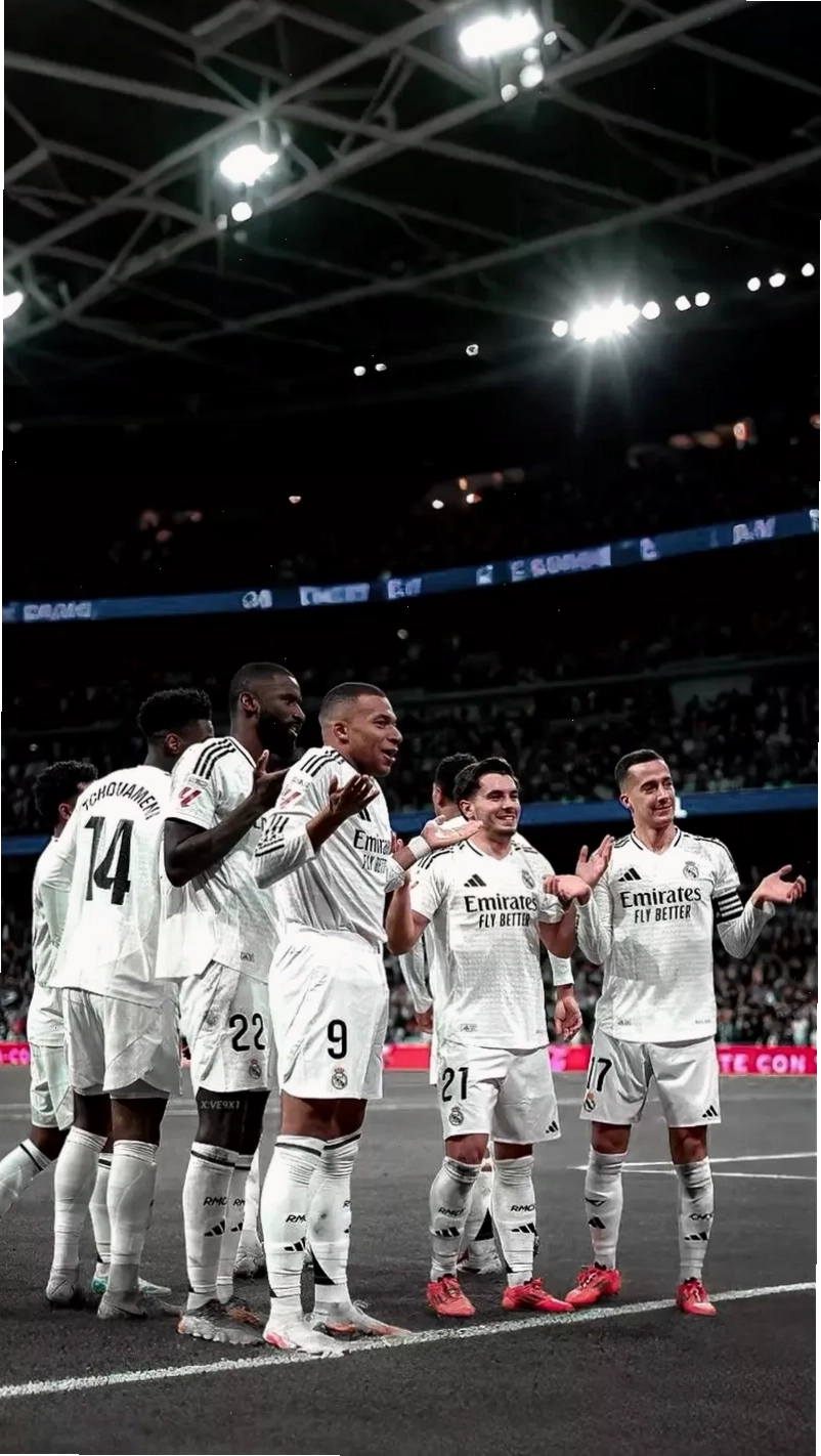 Hình nền Real Madrid với màu sắc chủ đạo trắng và vàng
