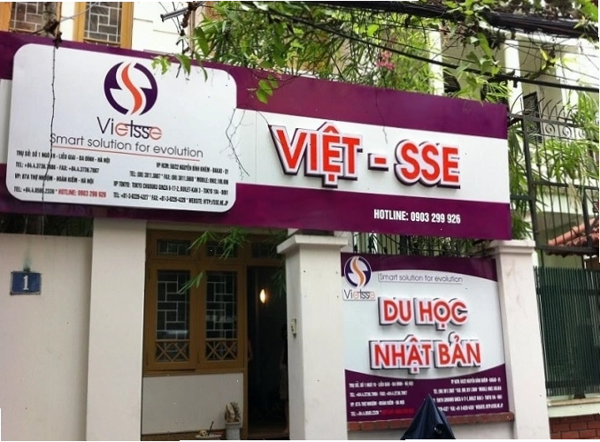 Học sinh được tư vấn bởi chuyên viên của công ty Nhật Việt SSE