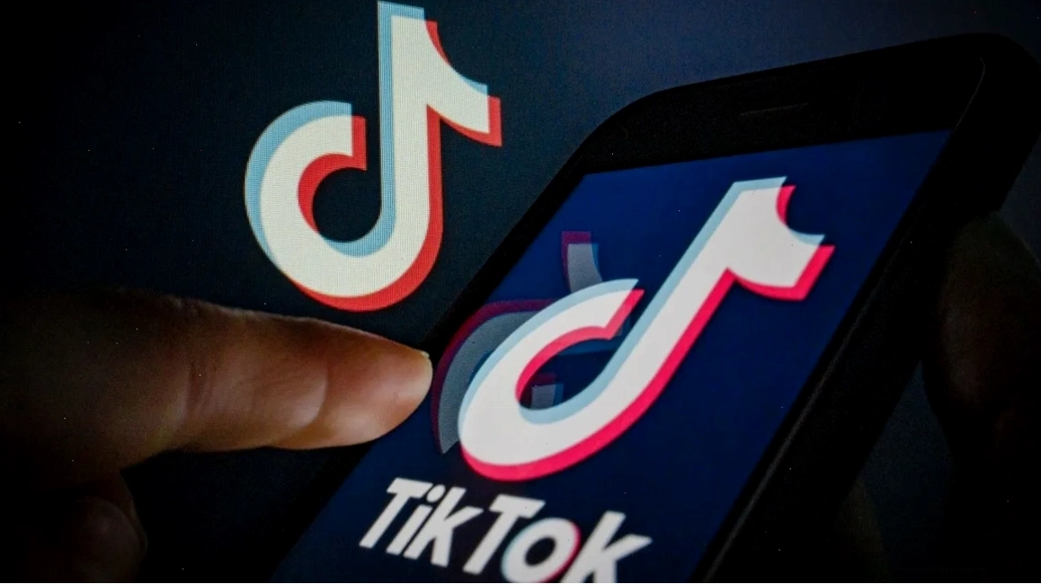 Hướng dẫn xóa logo TikTok, một hoạt động có thể thực hiện khi đang nằm thư giãn