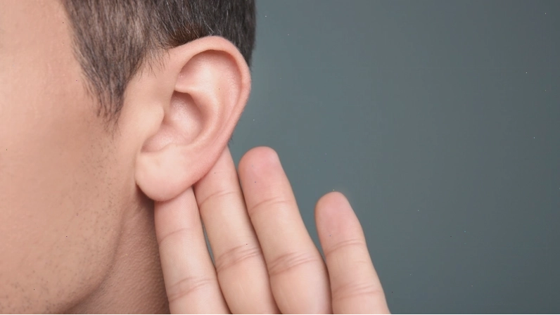 Không chạm tay bẩn vào tai để tránh nhiễm khuẩn