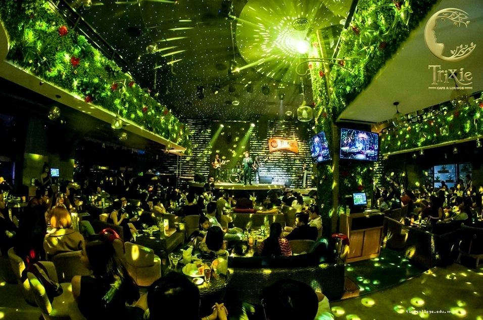 Không gian sôi động tại Trixie Cafe & Pub