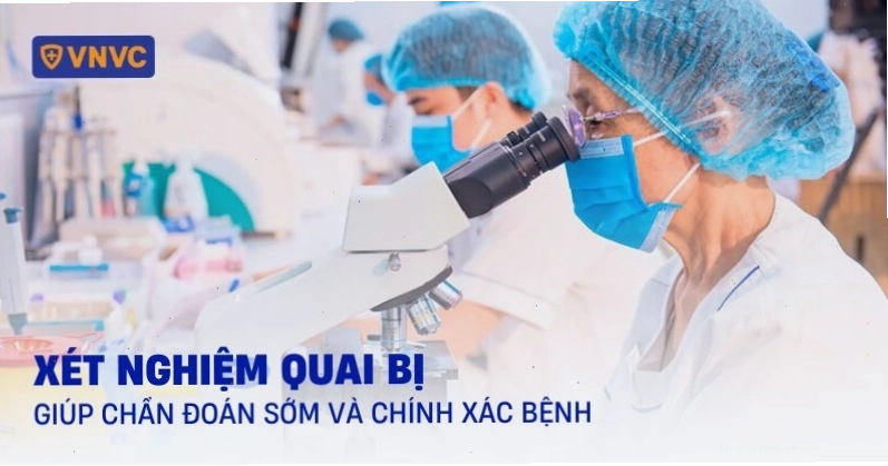 Kỹ thuật viên đang thực hiện xét nghiệm máu