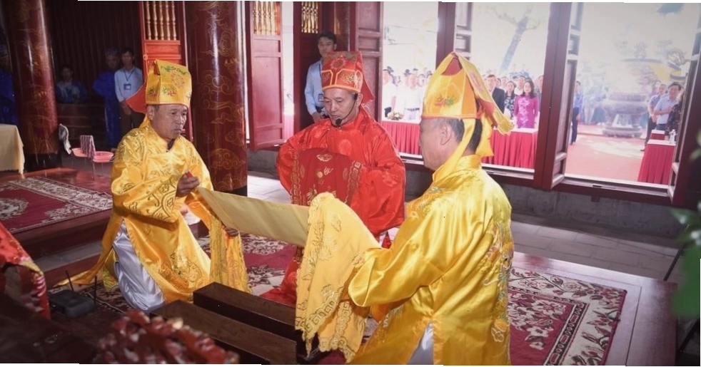 Lễ rước sắc phong tại đền Ông Hoàng Mười