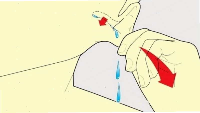 Loại bỏ nước đọng trong ống tai bằng cách nghiêng đầu