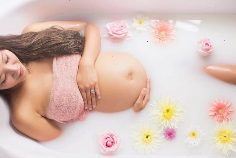 Mẹ bầu thư giãn bên ly nước ấm