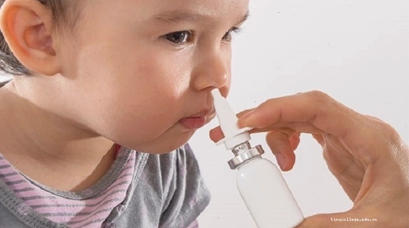 Mẹ hướng dẫn bé uống mật ong ấm để trị ho