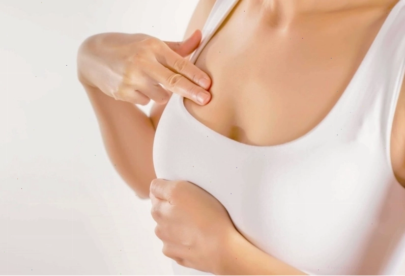 Mẹ massage bầu ngực nhẹ nhàng để giảm căng sữa khi cai sữa