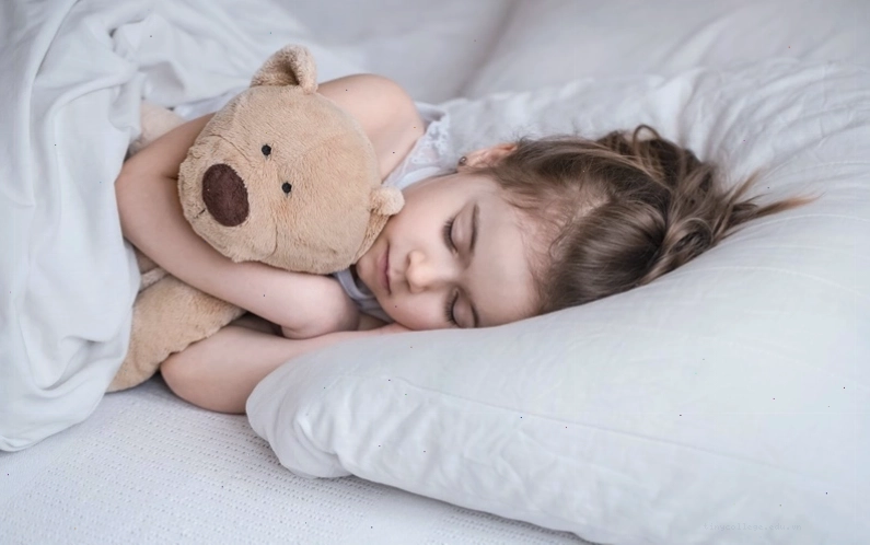 Mẹ nên tạo thói quen ngủ đều đặn cho trẻ để cải thiện tình trạng quấy khóc đêm.