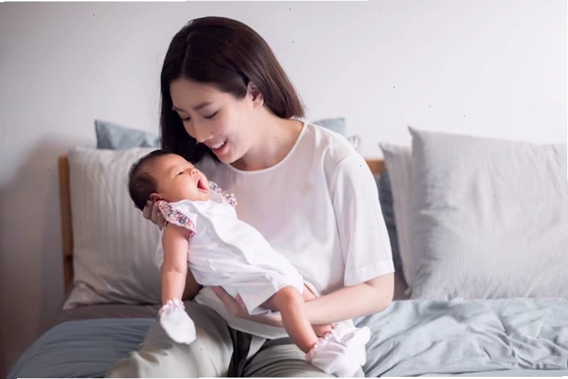 Mẹ sau sinh cần giữ tinh thần vui vẻ để tránh sữa về chậm, tắc sữa, mất sữa