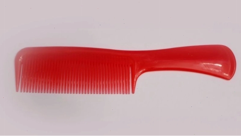 Mẹ thực hiện cách chữa tắc tia sữa bằng lược