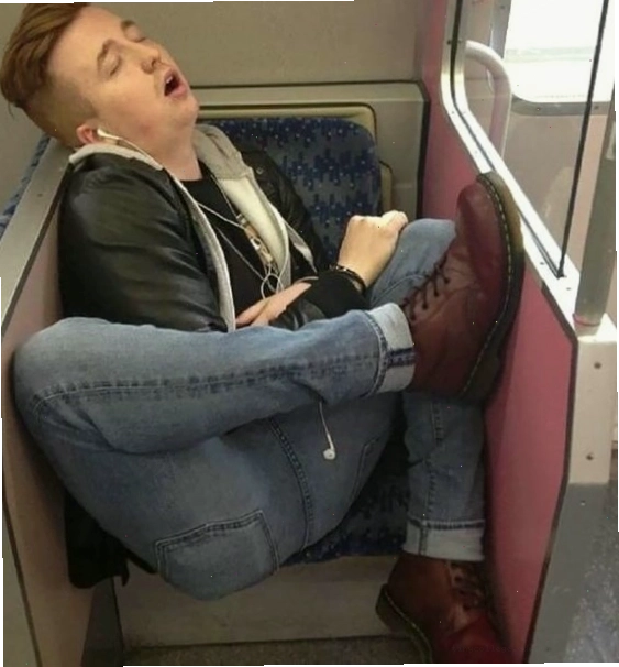 Meme ngủ hài nhất với hình ảnh người ngủ say sưa một cách lố bịch