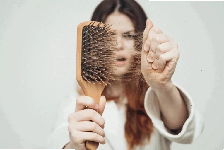 Mơ thấy rụng tóc và tóc bạc