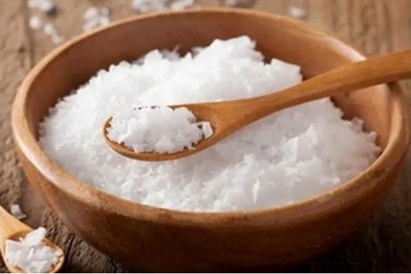 Muối hạt với tính sát khuẩn cao giúp làm sạch vùng da bị hắc lào