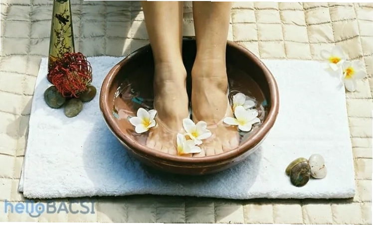 Ngâm chân trong nước ấm giúp làm dịu da khô và cải thiện lưu thông máu