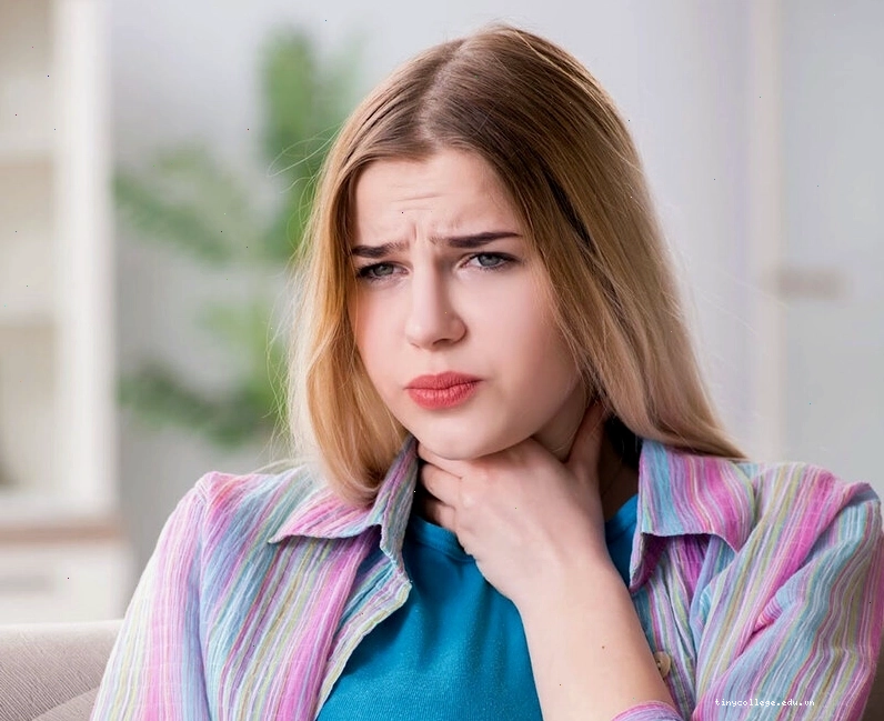 Nghỉ ngơi và hạn chế nói chuyện giúp giảm đau do viêm amidan