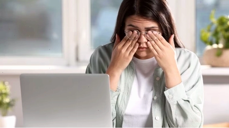 Người đang làm việc với máy tính và tuân thủ quy tắc nghỉ ngơi cho mắt