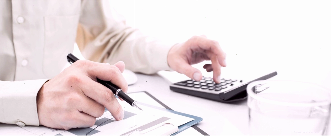 Người trẻ đang xem biểu đồ tài chính trên máy tính