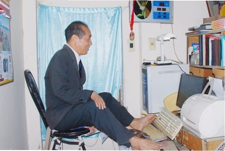 Nhà giáo Nguyễn Ngọc Ký thời trẻ viết bằng chân